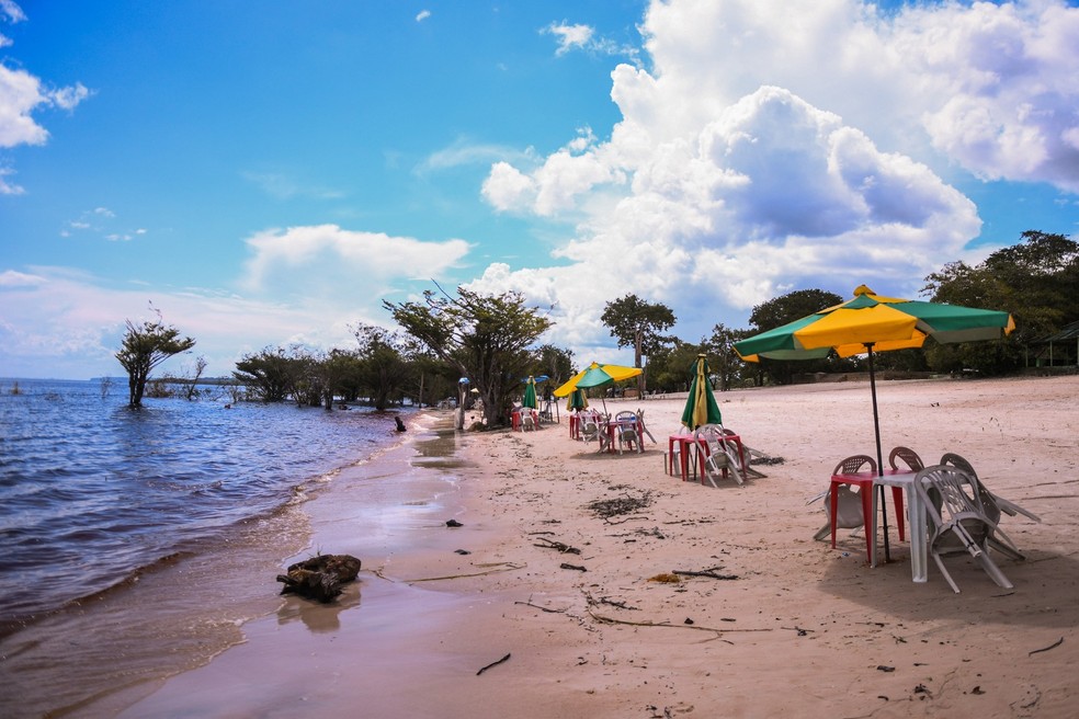 Praia da Lua, em Manaus, é opção para se refrescar durante verão amazônico. — Foto: Divulgação/Amazonastur