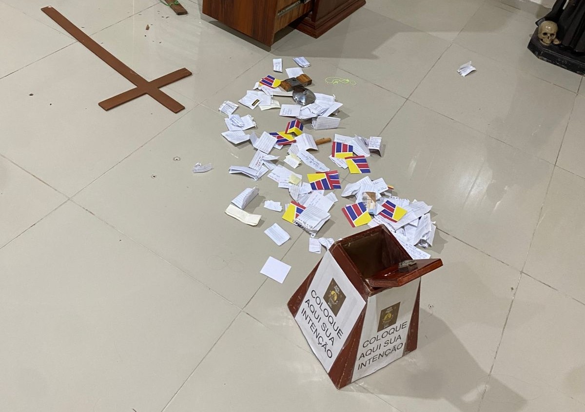 Dupla arromba janela de igreja e furta quase R$ 1,5 mil do templo, na Grande Fortaleza