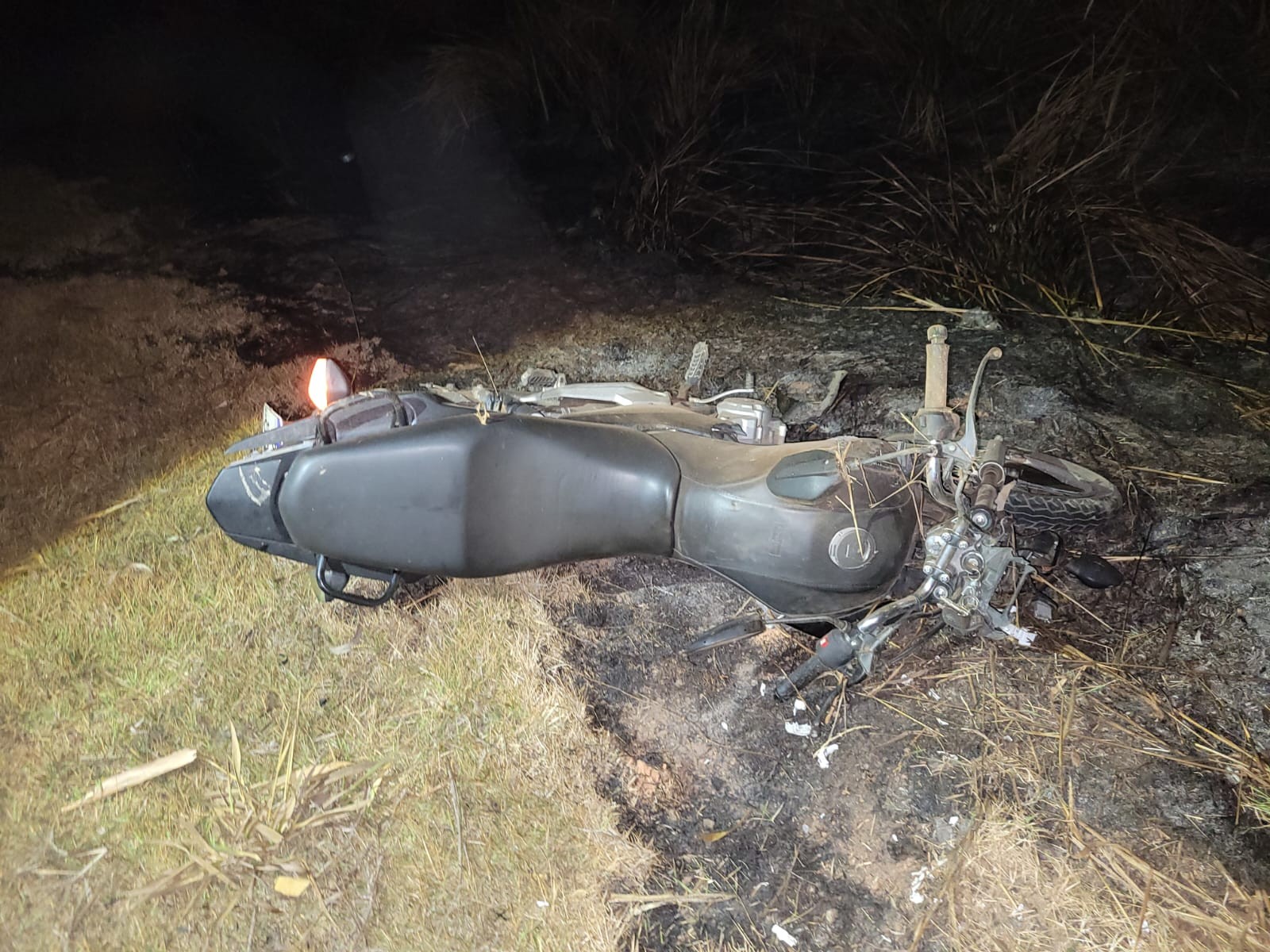 Motociclista morre após perder controle da direção e bater em defensa metálica na BR-262