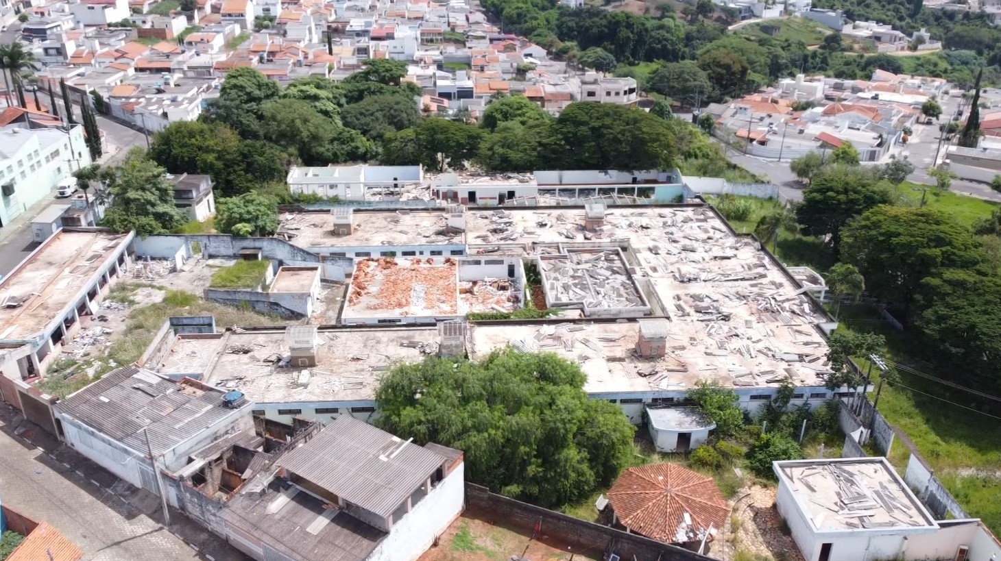 Abandono de prédio de hospital psiquiátrico preocupa por possíveis focos de dengue em Passos, MG