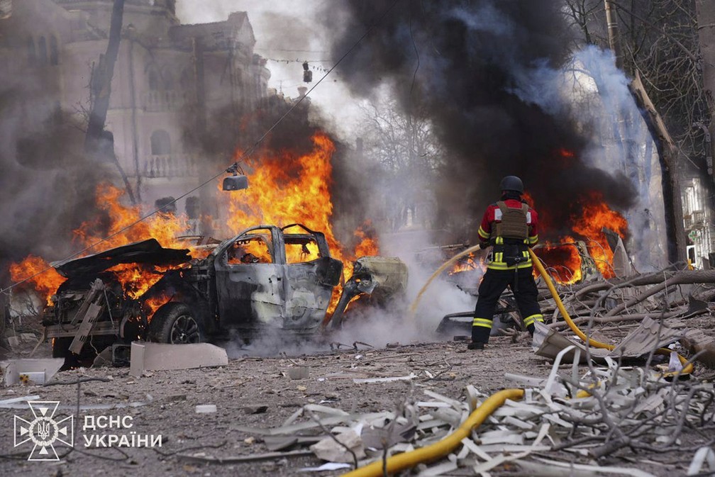 Bombeiro trabalha para extinguir fogo após ataque em Sumy — Foto: Ukrainian Emergency Service via AP