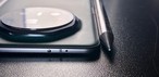 Honor V3 Magic aberto, ao lado de um lápis