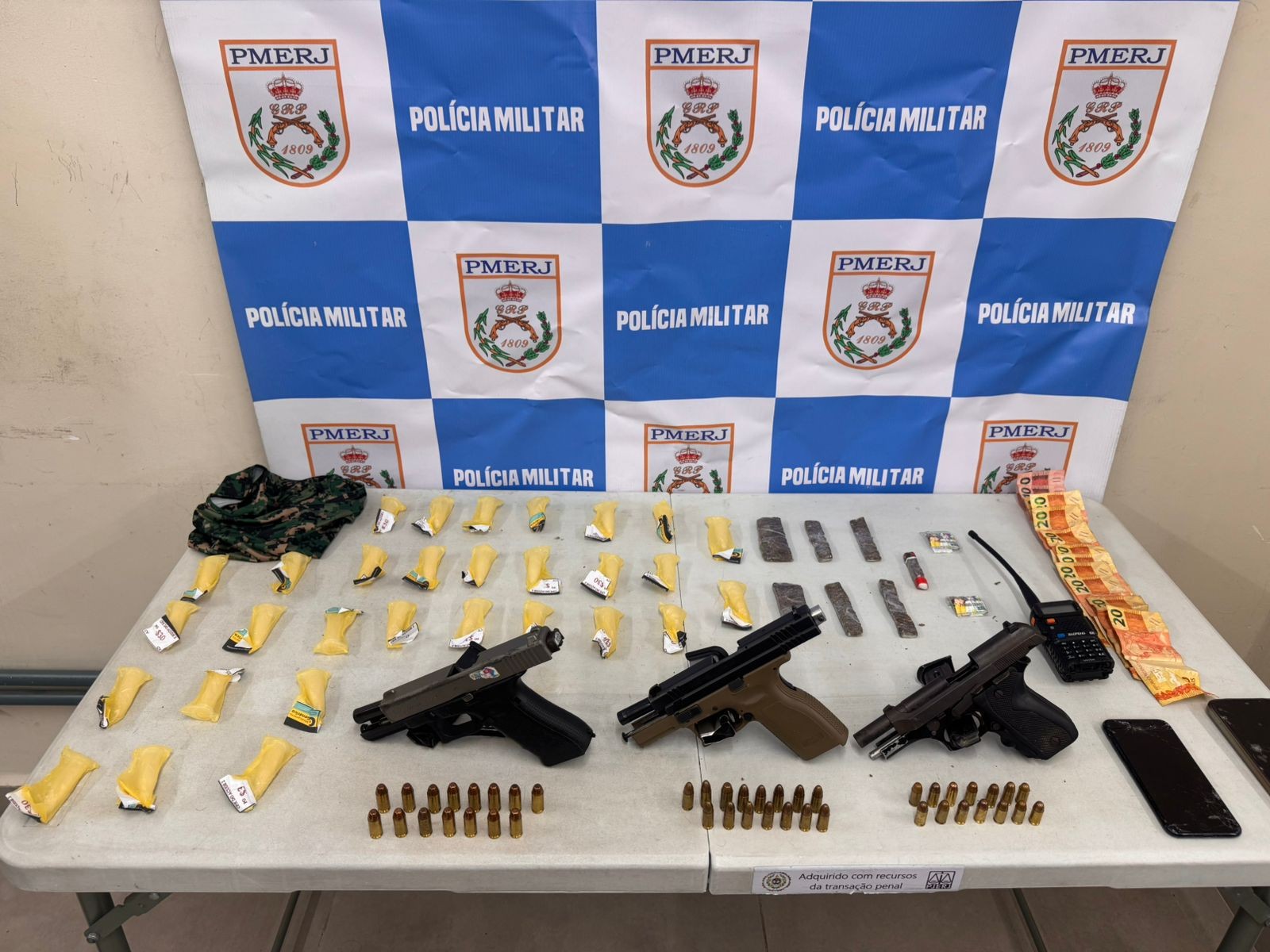 Dupla é presa com armas e drogas em Volta Redonda