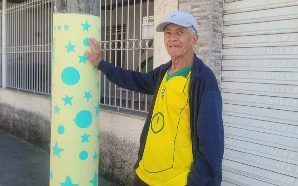 Aos 96 anos, torcedor que viu todos os títulos do Brasil em Copas mantém viva tradição de decorar ruas