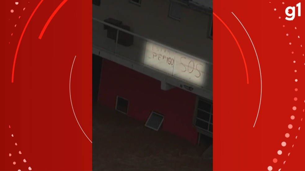 Mãe e filha são resgatados após pedirem socorro usando batom na varanda — Foto: Reprodução/ RBS TV