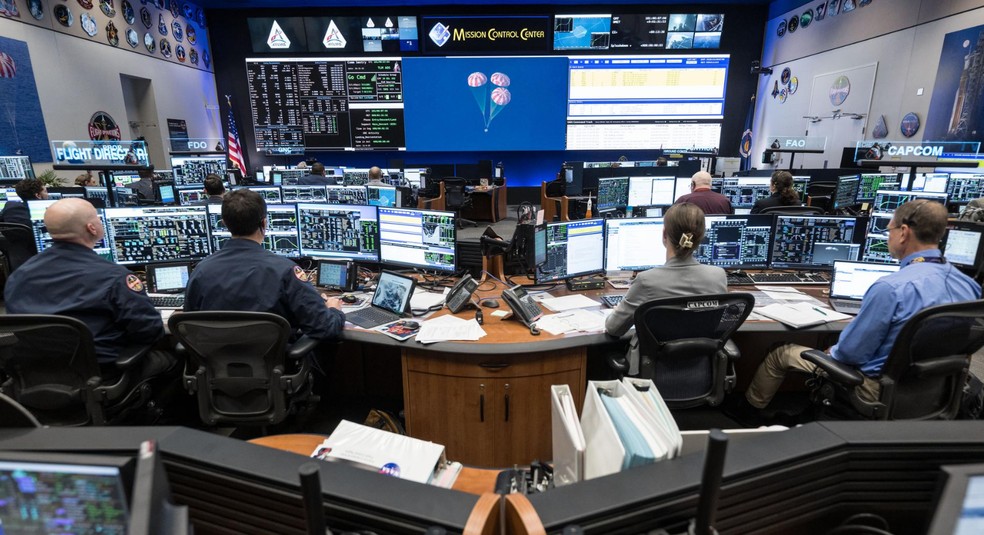 A equipe de controle de voo da Artemis II é vista em seus consoles na Sala de Controle White, no Centro de Controle de Missão do Centro Espacial Johnson da NASA — Foto: NASA/Robert Markowitz