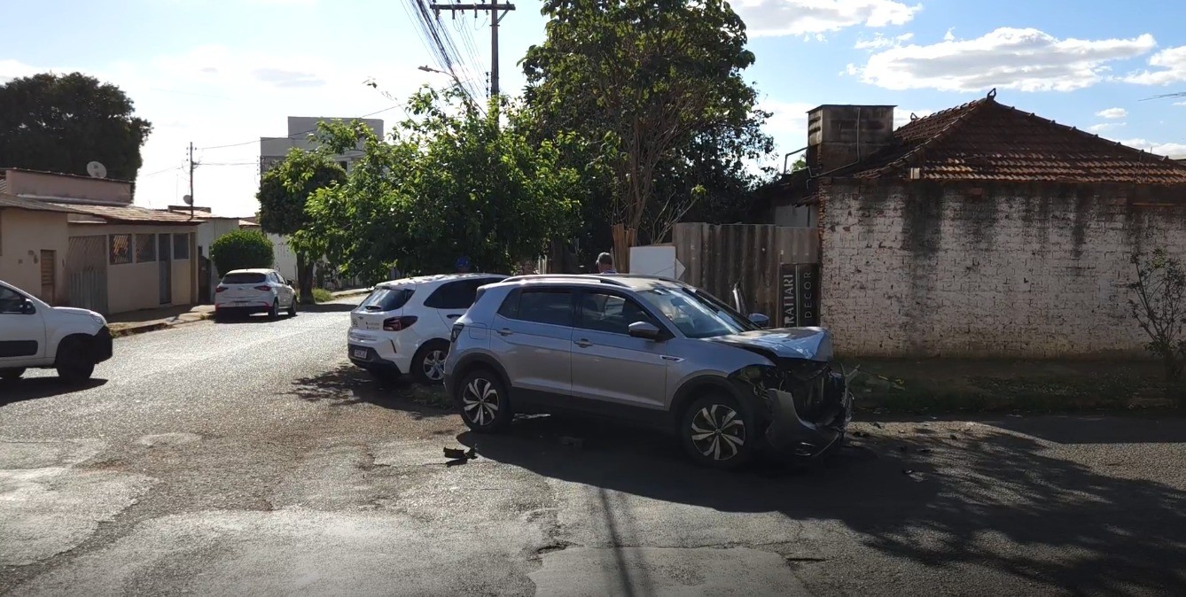 VÍDEO: Batida entre carros causa forte estrondo e derruba portão de casa em cruzamento de Uberlândia