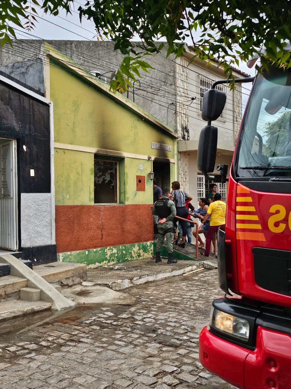 Homem morre carbonizado após incêndio em residência de Floresta