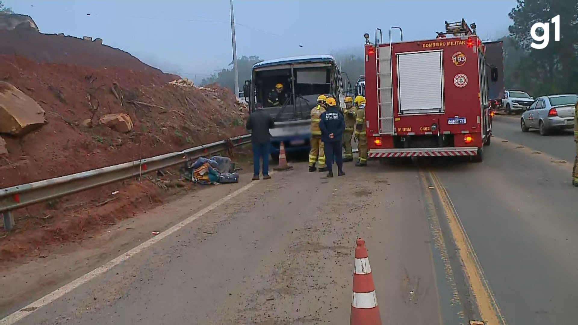 Ônibus com 18 passageiros colide com caminhão na RSC-287; duas mulheres morrem