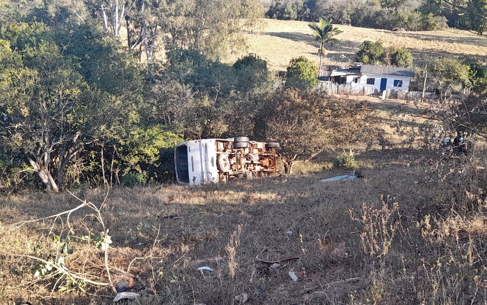 Motorista de micro-ônibus morre após ficar preso às ferragens em distrito de São Tomé das Letras — Foto: Andressa Souza / EPTV