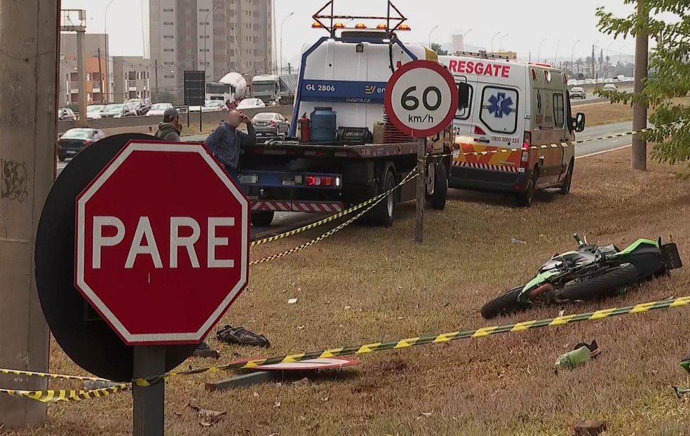 Motociclista morre após colidir com placa de sinalização no Anel Viário Sul em Ribeirão Preto, SP — Foto: Reprodução/EPTV