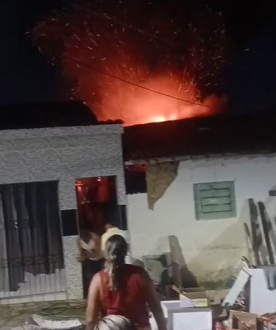 Incêndio atinge casa no bairro do Rangel, em João Pessoa