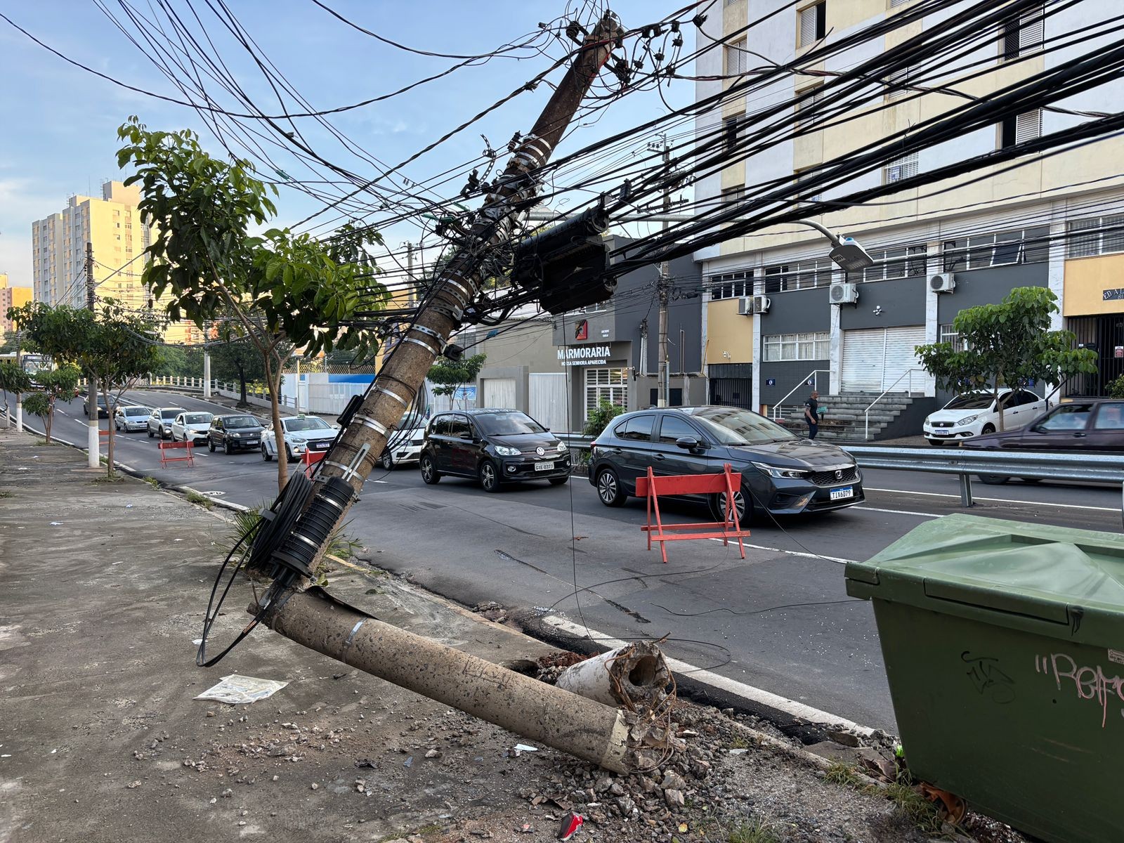 Poste com risco de queda causa transtornos na Avenida da Abolição, em Campinas