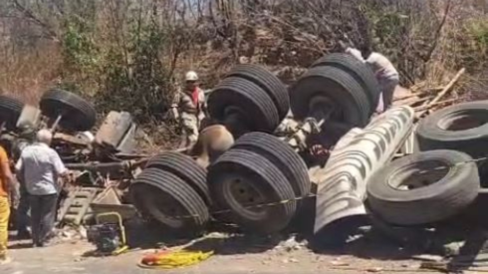 Caminhão carregado de telhas tomba e deixa três mortos em rodovia no Ceará