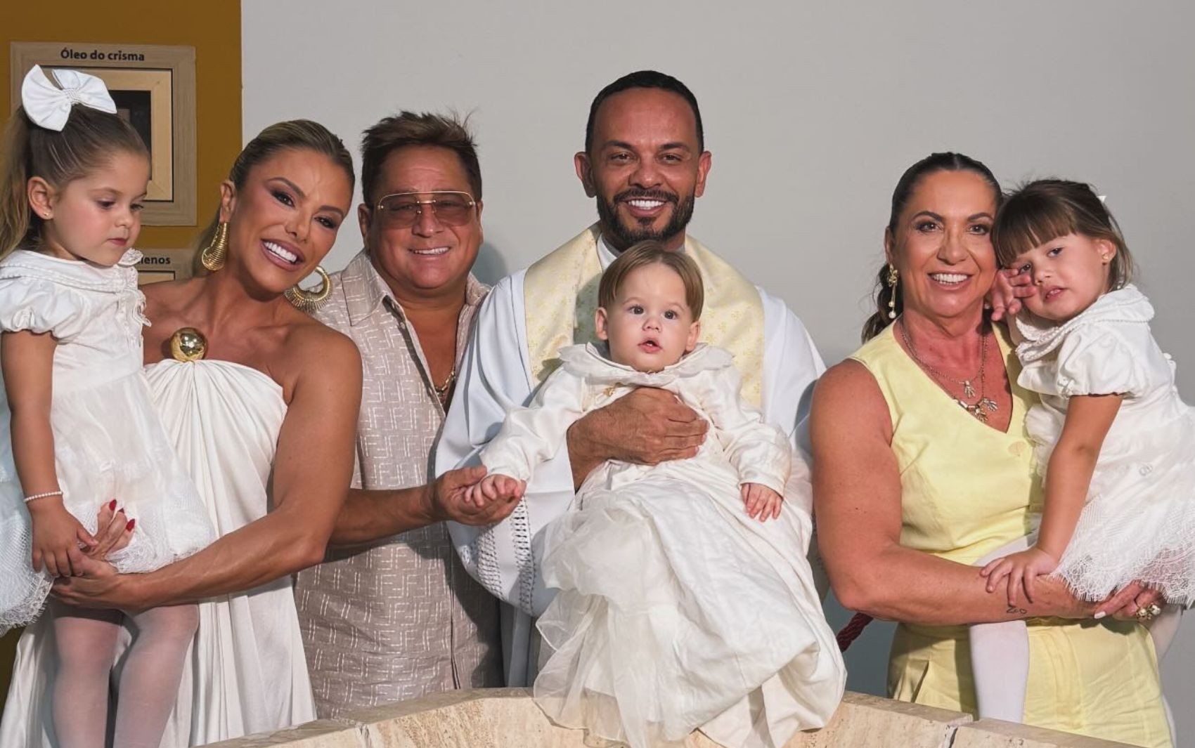 Virginia e Zé Felipe batizam José Leonardo antes da festa de 1 ano do filho; vídeo