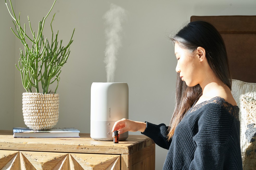 Umidificador de ar em uso — Foto: DoTerra International/Pexels