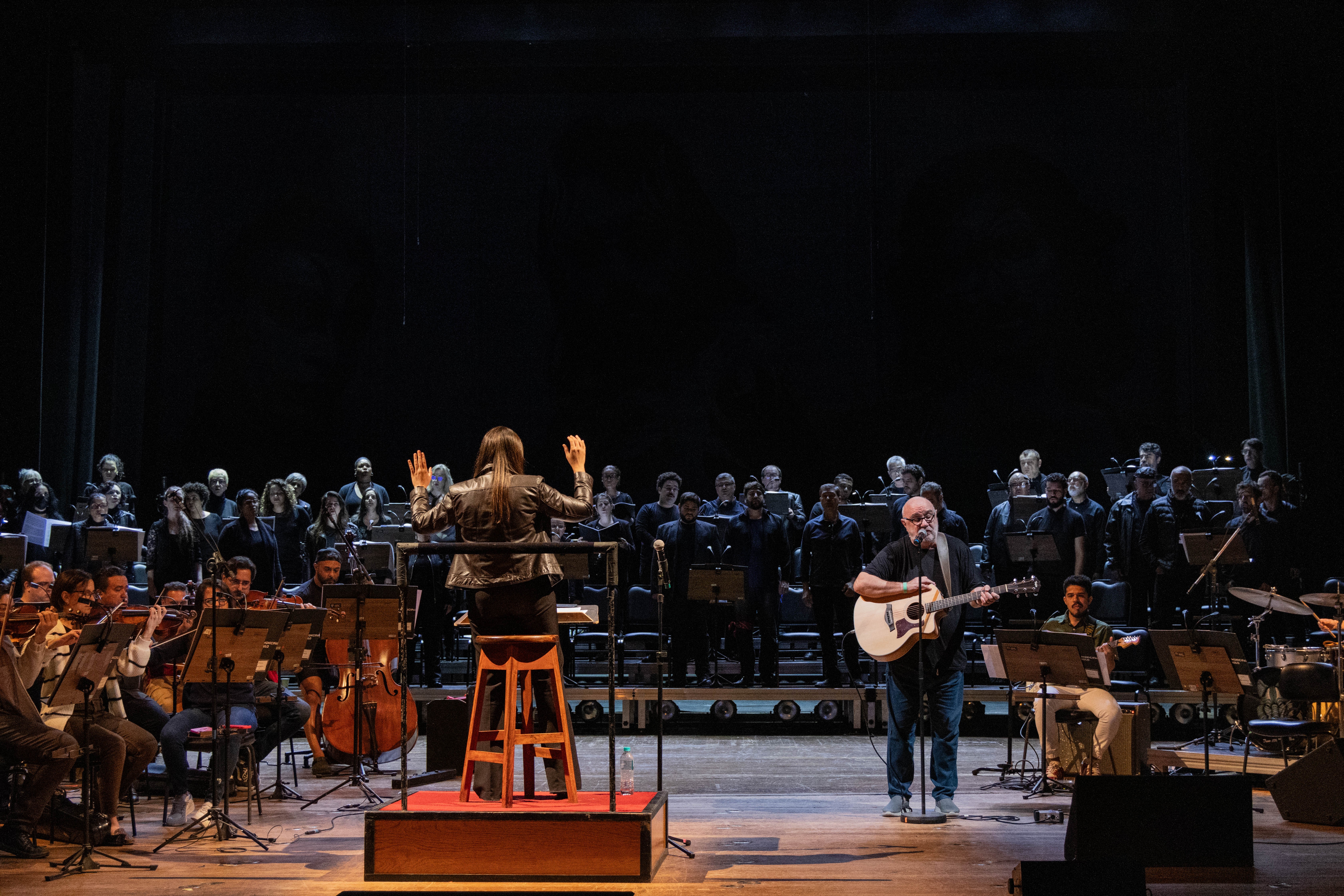 Tributo a Secos & Molhados em formato de concerto relembra sucessos da banda no Theatro Municipal de SP