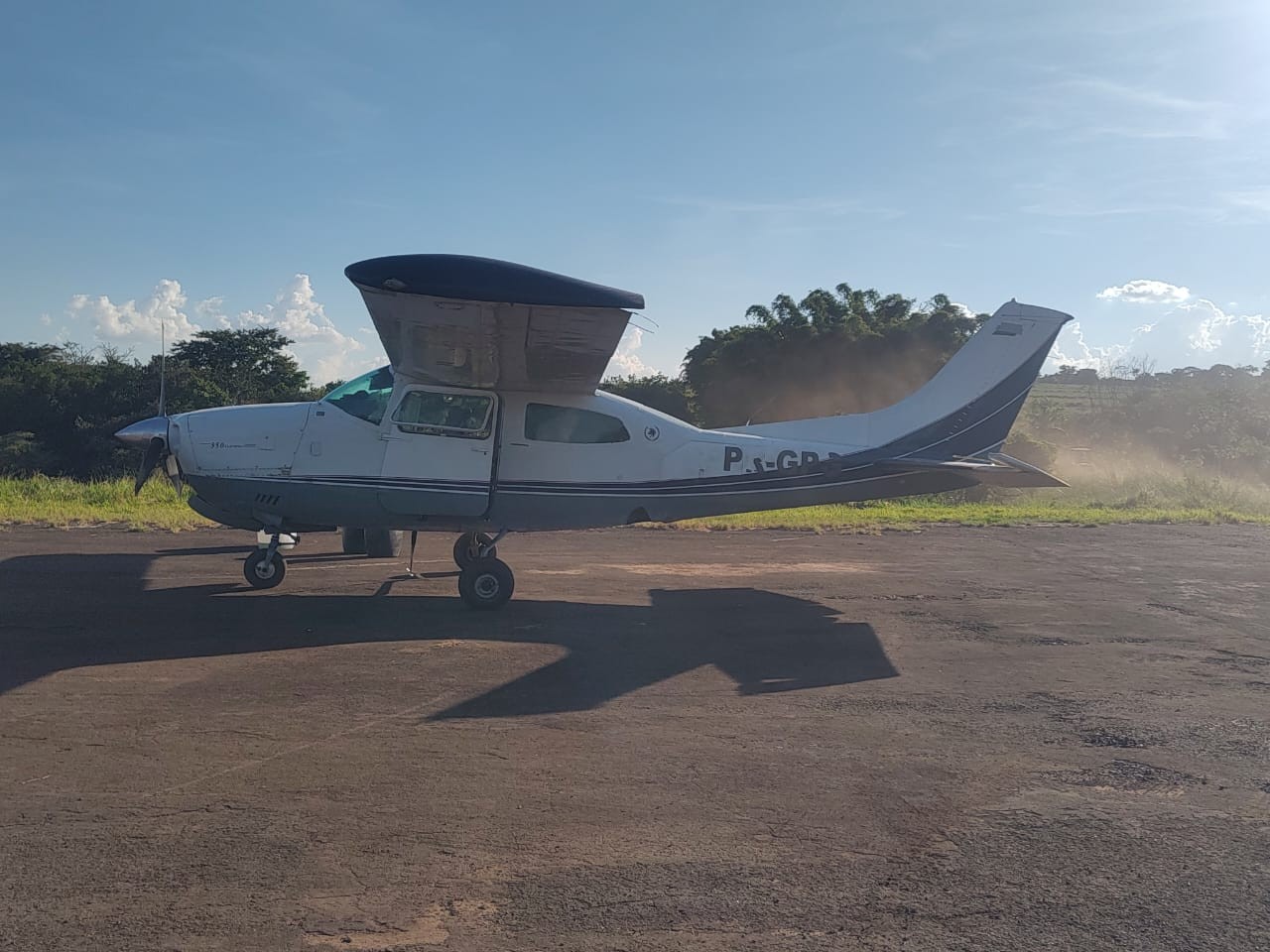 Avião apreendido no interior de SP levava meia tonelada de pasta base de cocaína, diz polícia