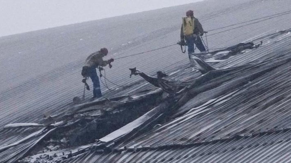 Estrago provocado por drone na cúpula de confinamento de Chernobyl em fevereiro de 2025. — Foto: Efrem Lukatsky/AP Photo/picture alliance via DW
