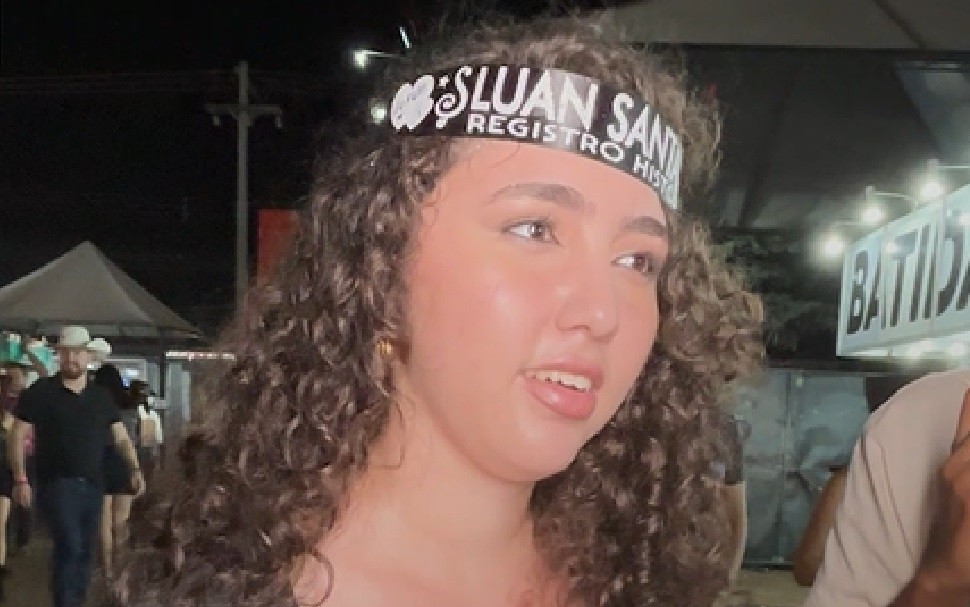 Rafaela Costa Nunes, de 19 anos, herdou da mãe o amor pelo cantor Luan Santana, que se apresenta no segundo dia do Limeira Rodeo Music — Foto: Estevão Mamédio/Reprodução/g1