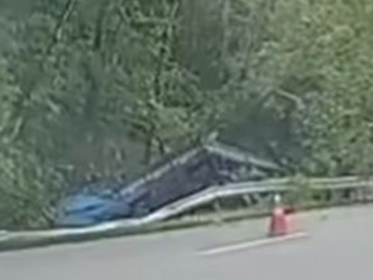 Caminhão perde o freio, tomba na rodovia Mogi-Bertioga e dois ficam feridos