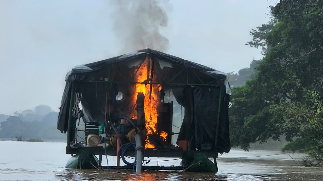 PF e Funai destroem dragas usadas na exploração ilegal de ouro dentro da Terra Indígena Kayapó, no PA