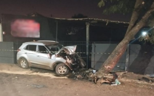 Filha de vereador bate com carro de pai contra árvore, em Santa Helena de Goiás — Foto: Reprodução/PM