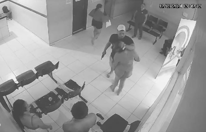 VÍDEO: Homem agride mulher e a ameaça com arma em unidade de saúde no Ceará