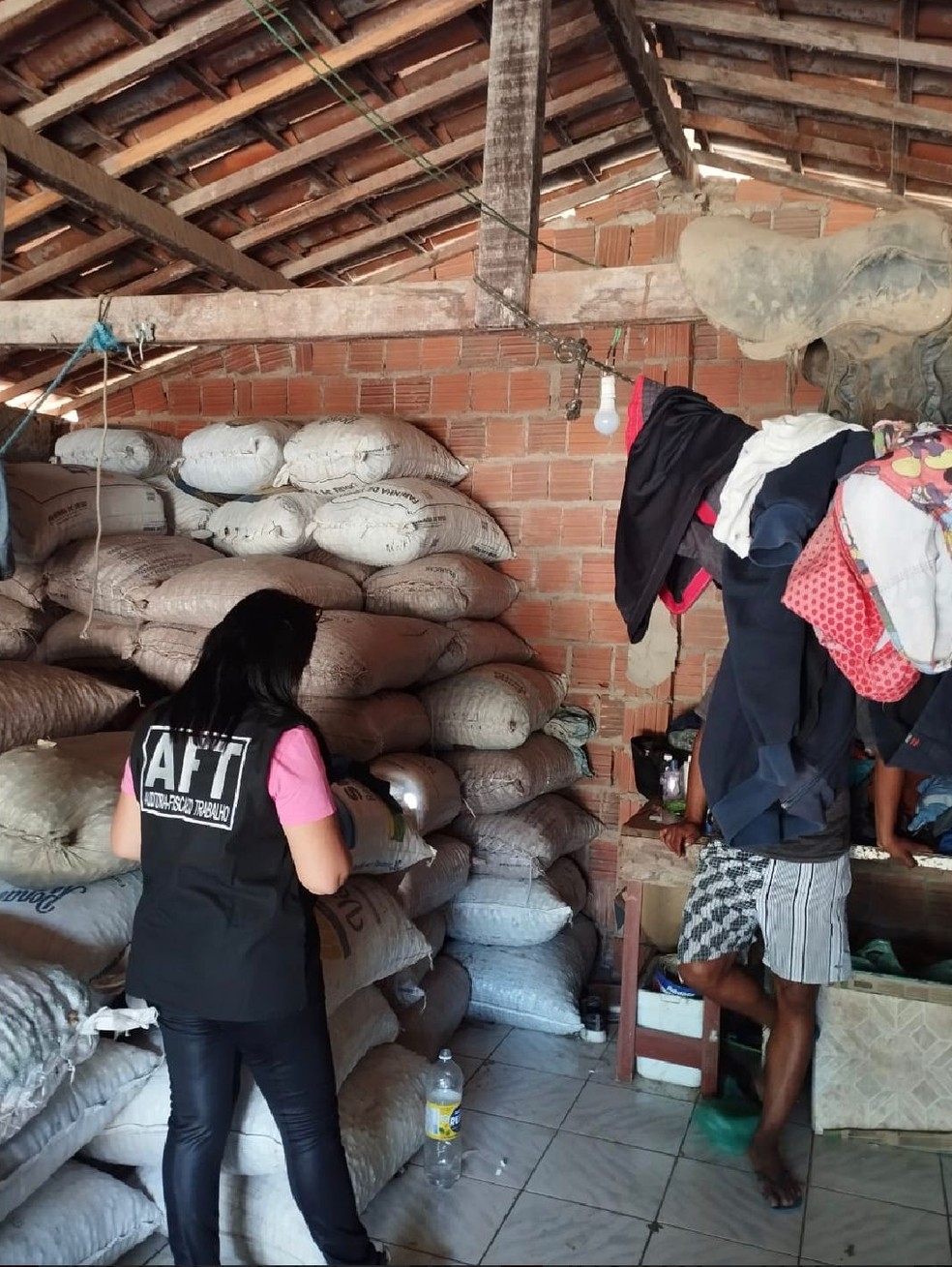 Trabalhadores não tinham banheiros ou locais para fazer refeições na moradia em Beberibe — Foto: Secretaria de Inspeção do Trabalho/Divulgação