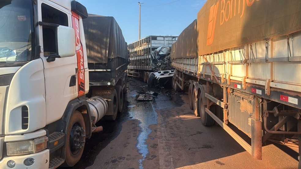 O acidente deixou a pista no sentido Campo Grande–Rondonópolis totalmente interditada — Foto: Matheus Maurício/TVCA