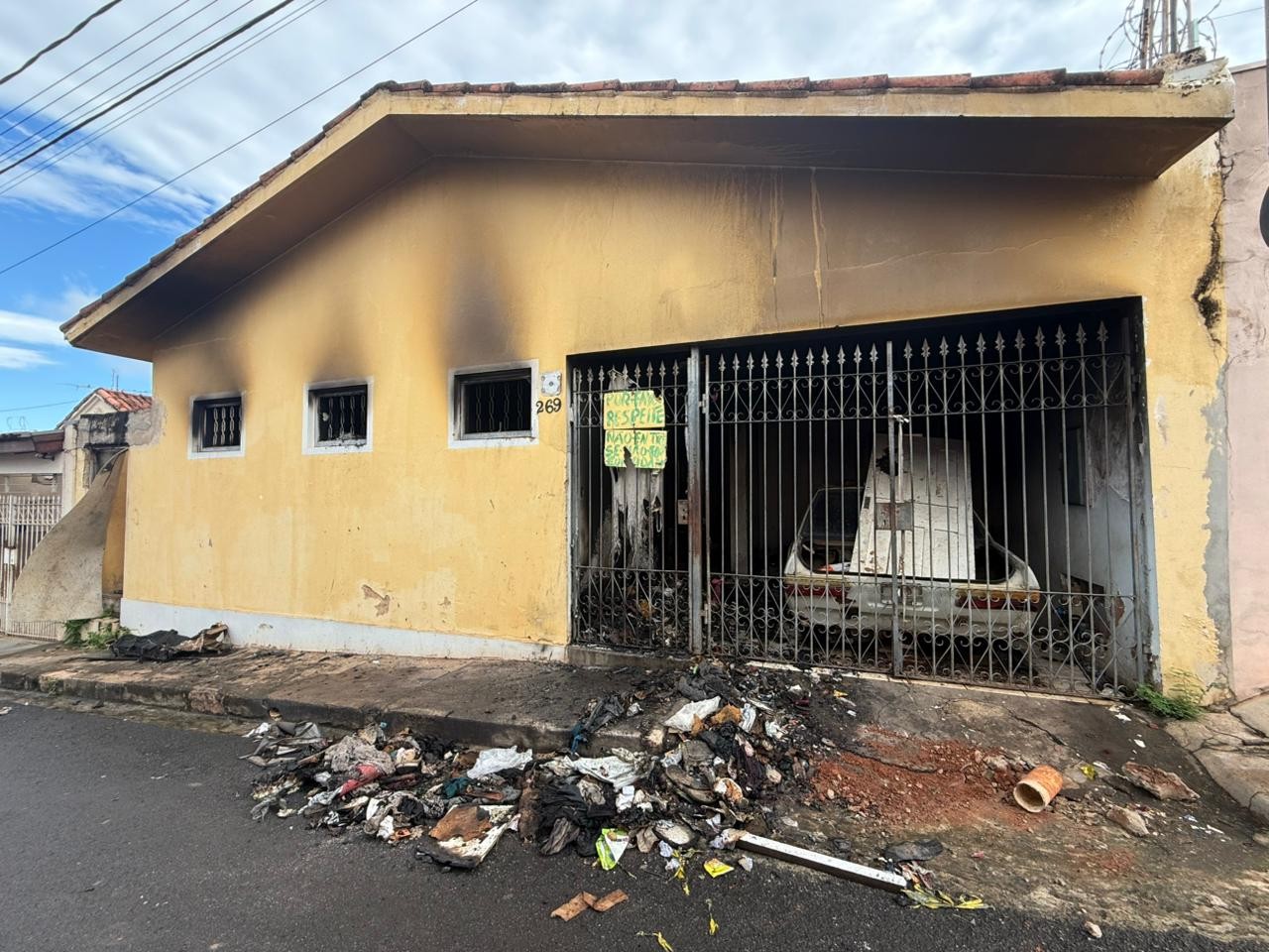 Incêndio atinge casa e destrói carro no centro de Bauru