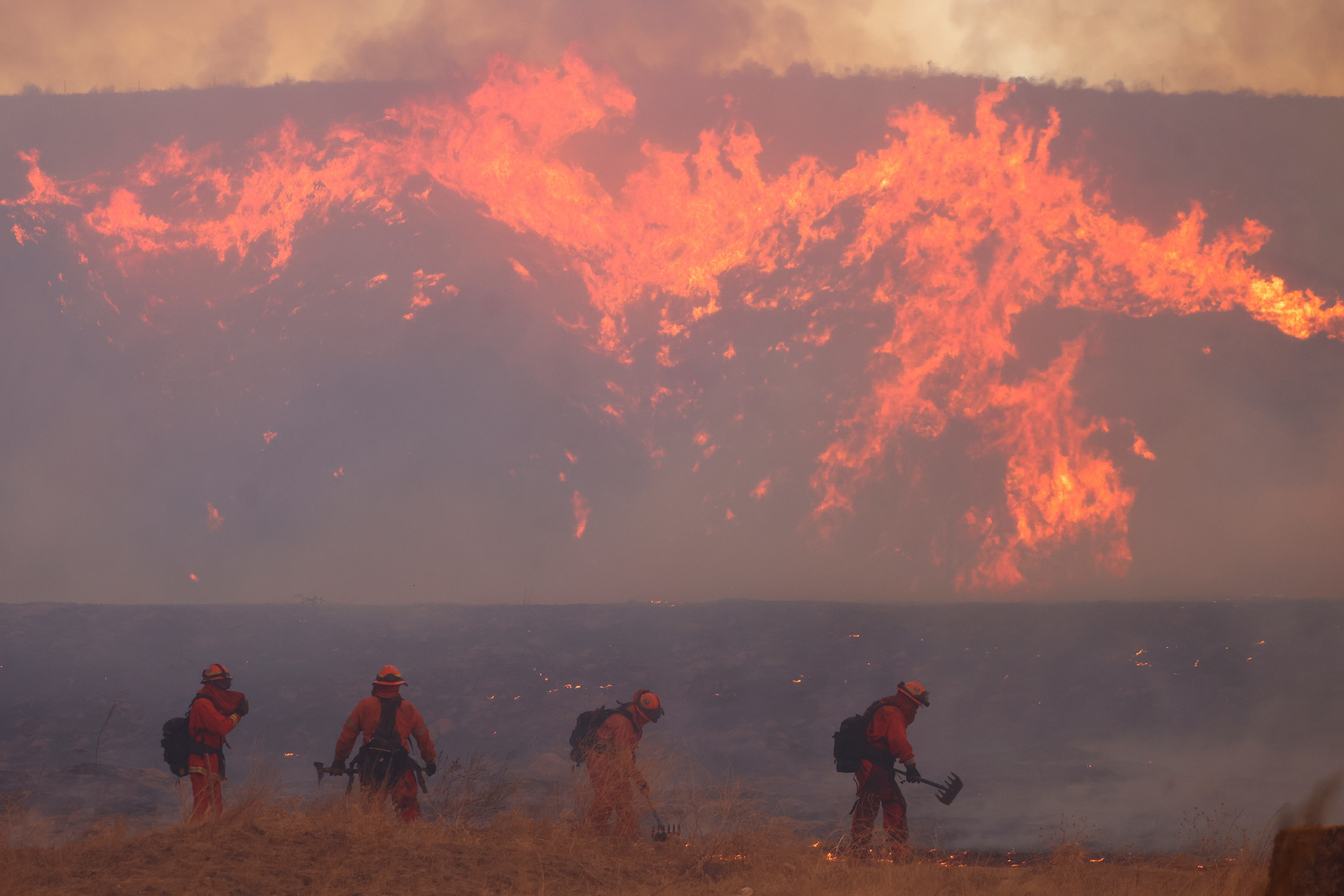 Incêndios voltam a atingir região de Los Angeles e tiram 19 mil pessoas de casa