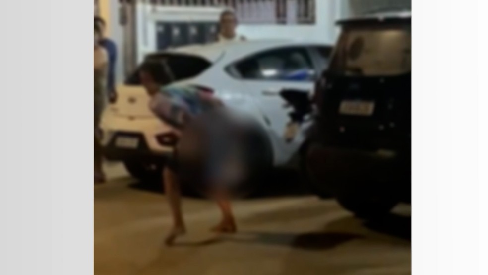 Influencer baixou as calças diante de crianças e foi preso em flagrante. Ele disse nas redes sociais que não se arrepende do ato obsceno. — Foto: Reprodução/g1