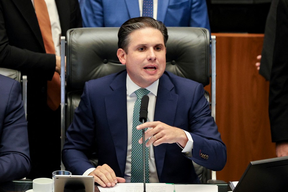 O presidente da Cmara, Hugo Motta, durante a sesso em que foi aprovado o projeto que reduz penas  Foto: Sergio Lima/AFP