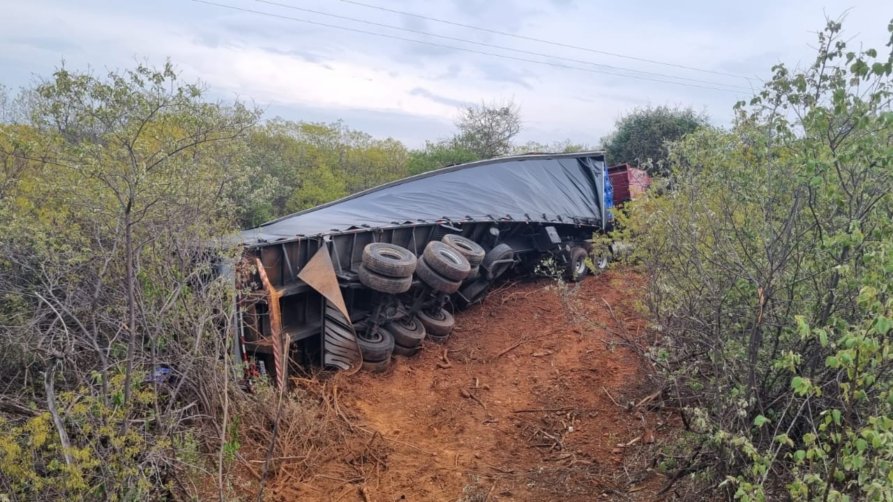 Motorista de caminhonete morre após colisão com carreta na BR 407, em Afrânio 