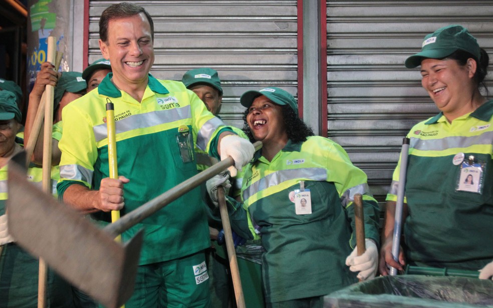 O ex-prefeito de São Paulo, João Doria (Sem partido), vestido de gari.  — Foto: Felipe Rau/Estadão Conteúdo
