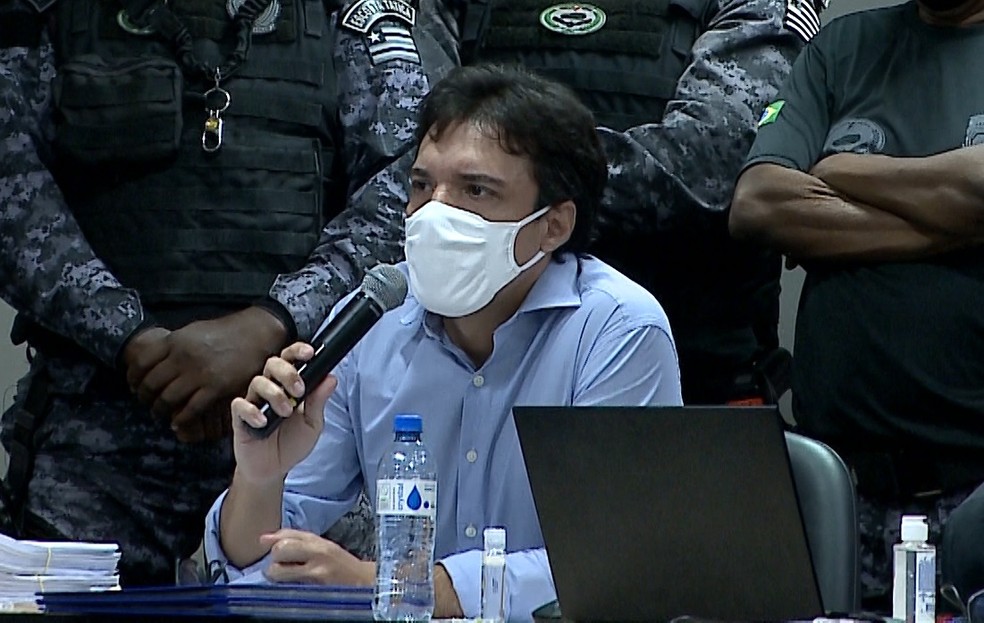 Lucas Porto fala durante julgamento em que é réu pelo assassinato da publicitária Mariana Costa — Foto: Reprodução/TV Mirante