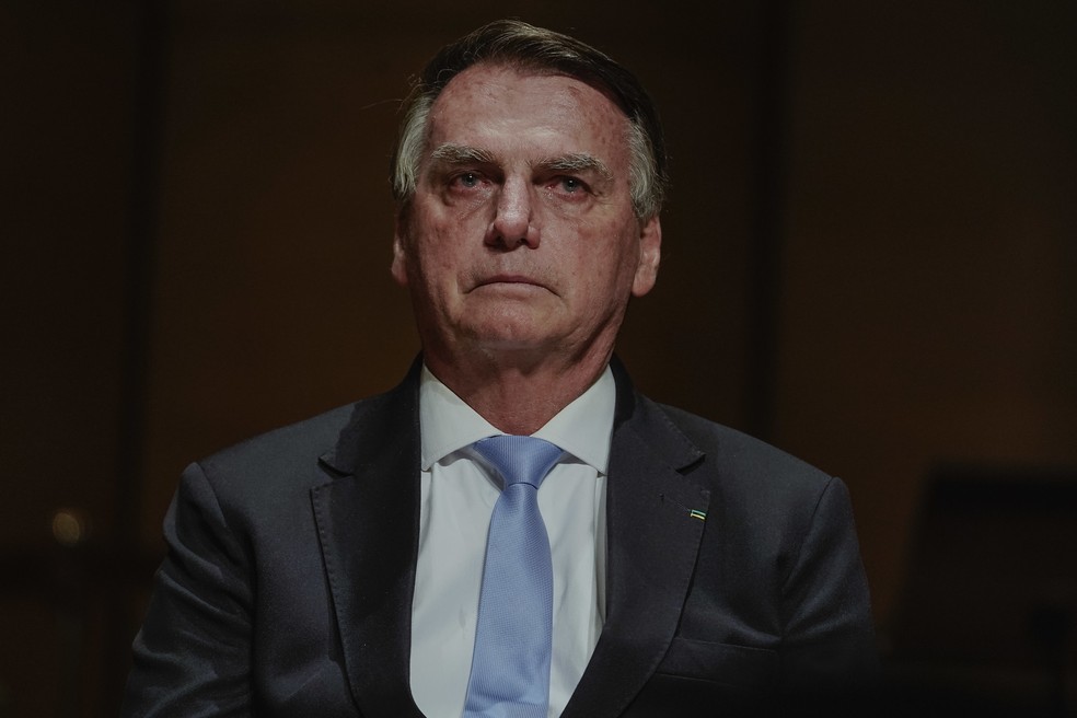 O ex-presidente Jair Bolsonaro (PL) chora em cerimônia de entrega de título de cidadã paulistana à esposa Michelle Bolsonaro (PL), no Theatro Municipal de SP. — Foto: Richard Lourenço/Rede Câmara