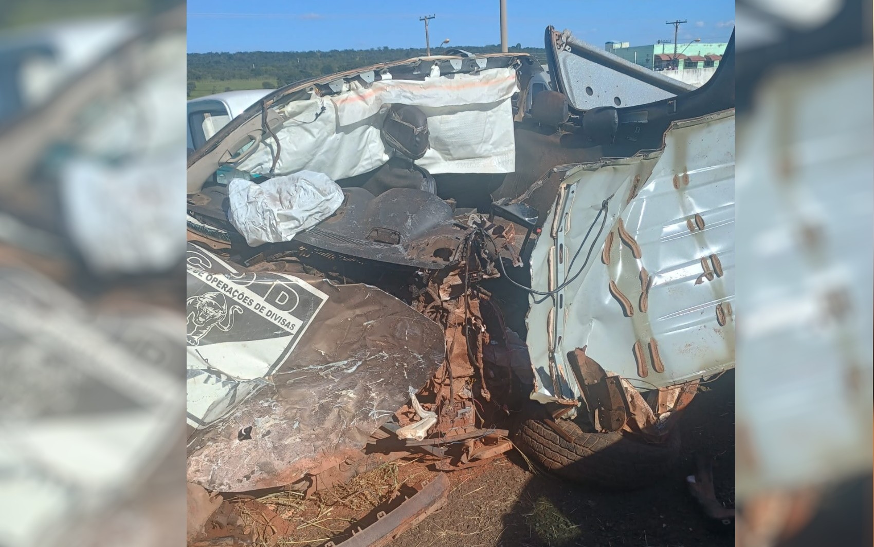 Foto mostra que viatura ficou destruída após acidente com carreta que matou quatro PMs em rodovia de Goiás