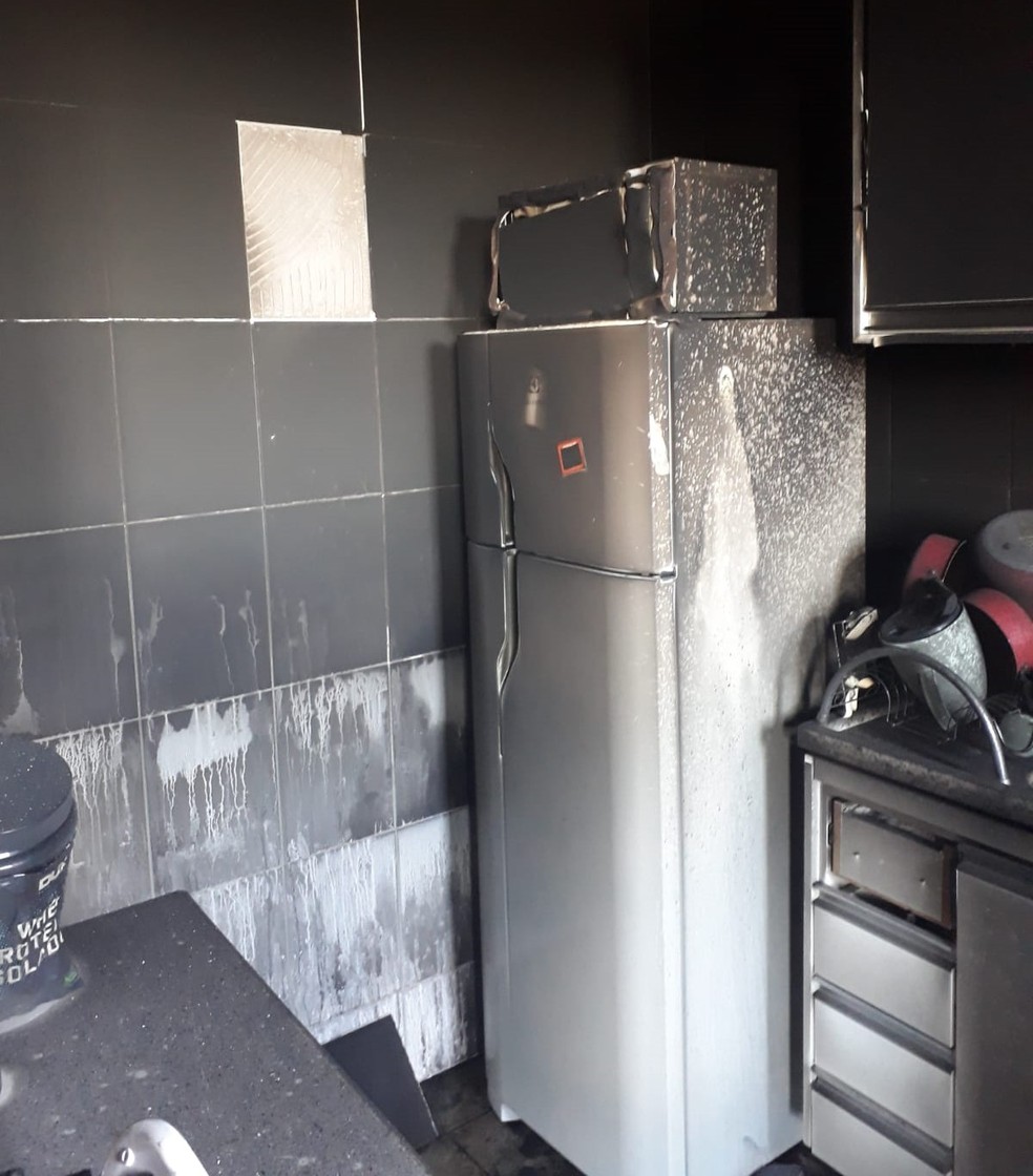 Apartamento teve cozinha e sala destruídas pelo fogo — Foto: Corpo de Bombeiros/Divulgação