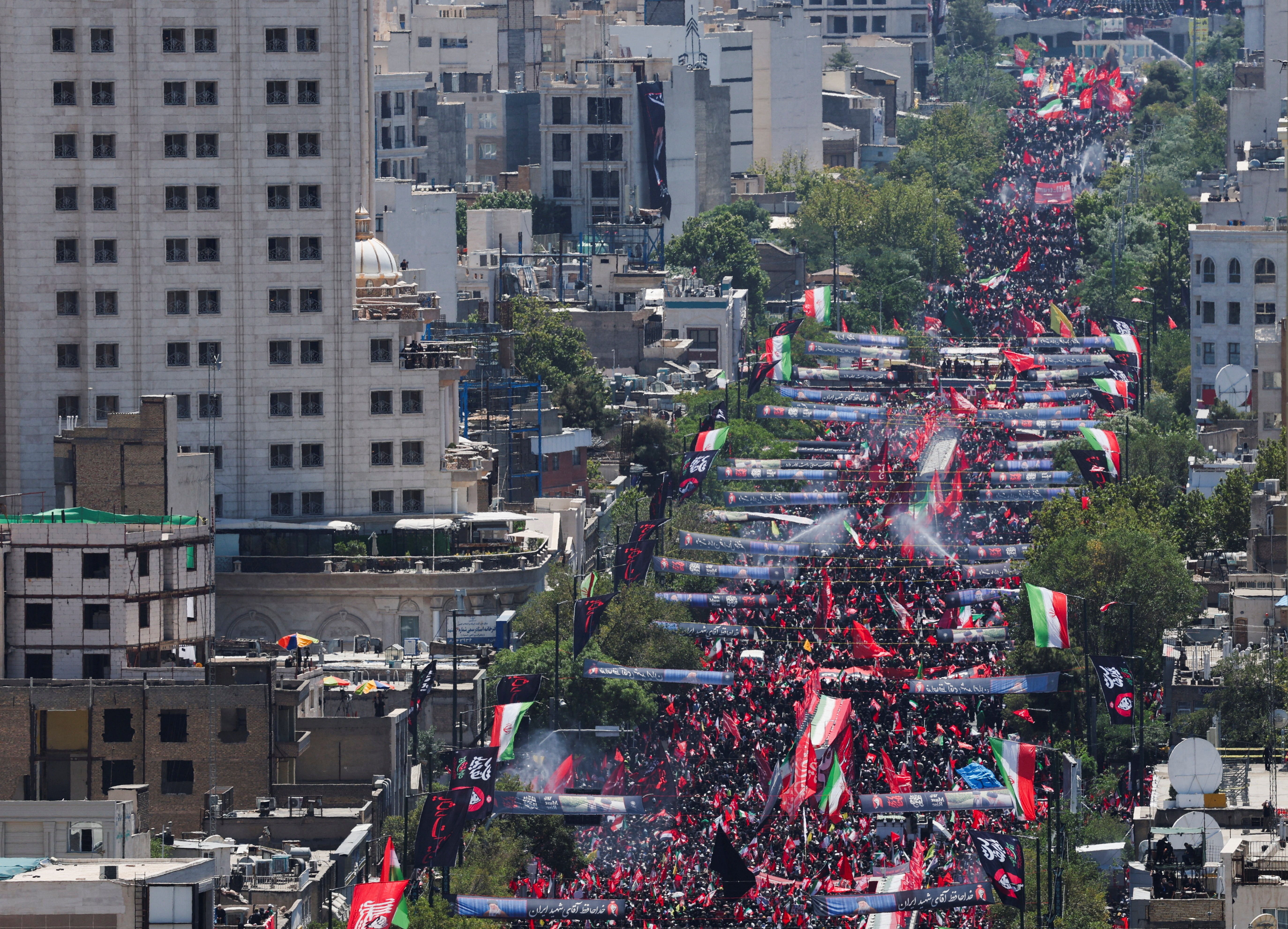 Irã sepulta Ali Khamenei após dias de funeral público