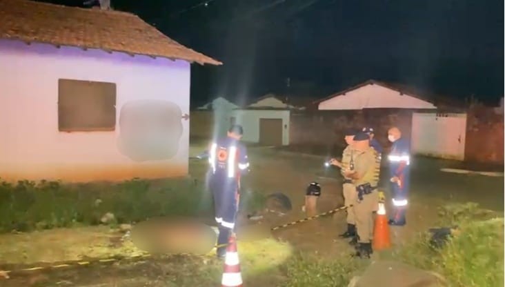 Homem morre após ser derrubado de moto e espancado por grupo no meio de rua