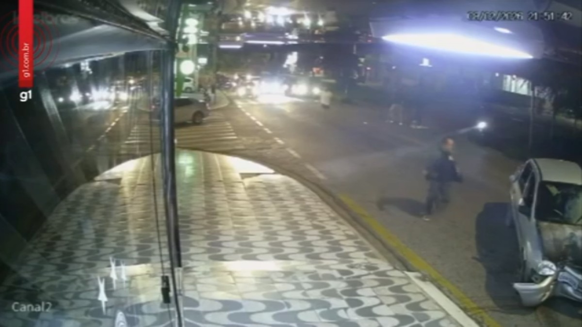 VÍDEO: motorista arranca com carro, porta abre e bebê cai no meio de avenida antes de veículo bater em poste em Sorocaba