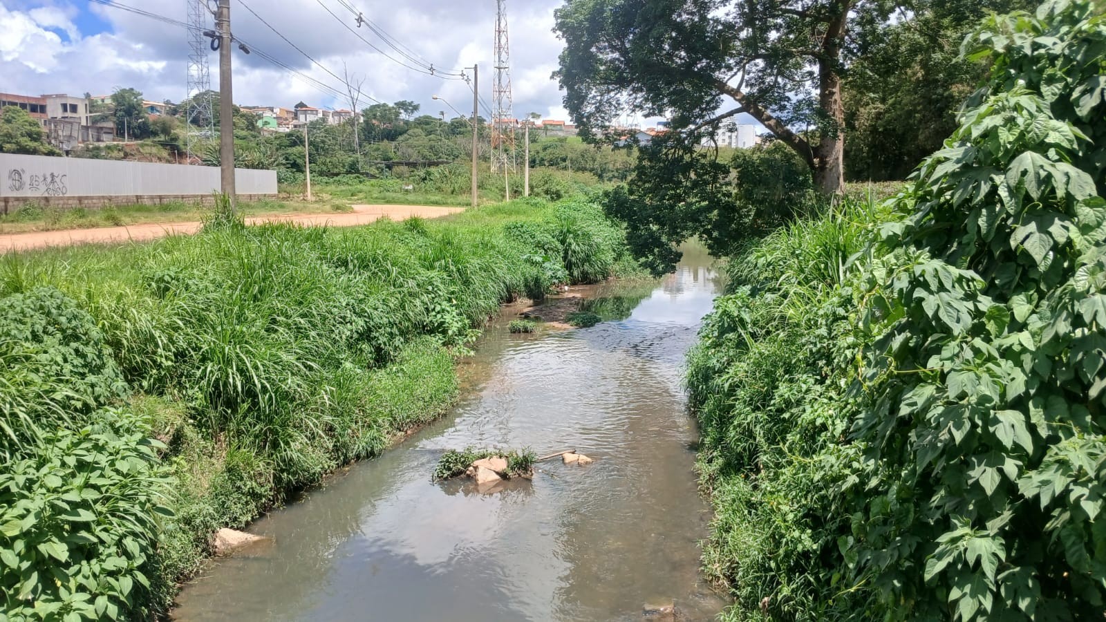 Polícia investiga morte de idoso encontrado boiando em córrego de São Roque