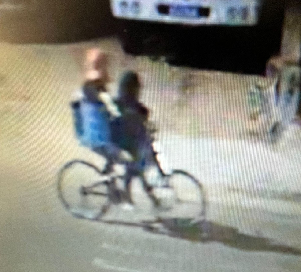 Casal usou bicicleta, também furtada, para levar equipamentos furtados da Prefeitura de Pacaembu (SP) — Foto: Polícia Civil