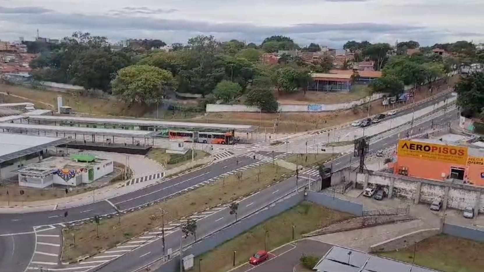 Grupo de torcedores invade e danifica ônibus do BRT em Campinas