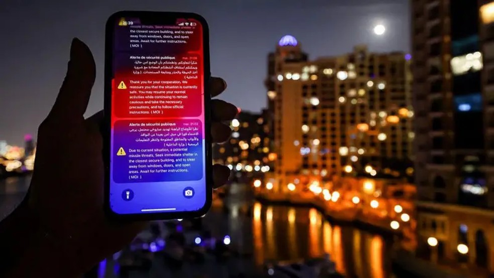 Os mísseis lançados pelo Irã em direção aos vizinhos do Golfo não têm precedentes, mas o ataque deliberado à sensível infraestrutura de abastecimento de água parece restrito até aqui — Foto: Fadel Senna/AFP via Getty Images