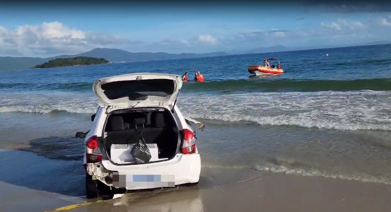 VÍDEO: motorista entra com o carro no mar para fugir da PRF e tenta escapar nadando em Florianópolis