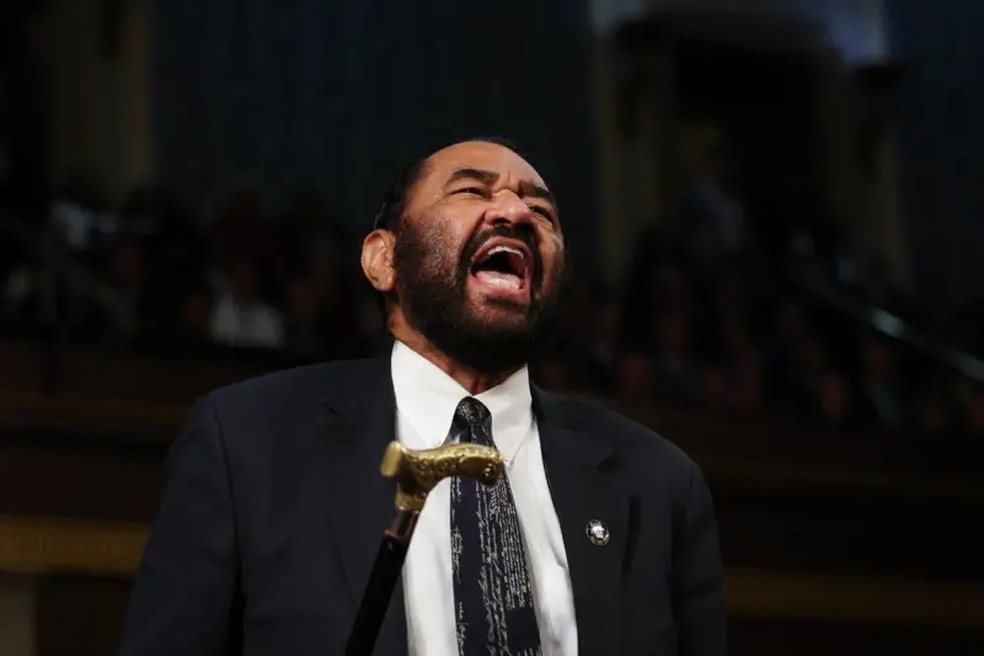O democrata Al Green se recusou a parar de vaiar durante o discurso de Trump. | Foto: EPA via BBC