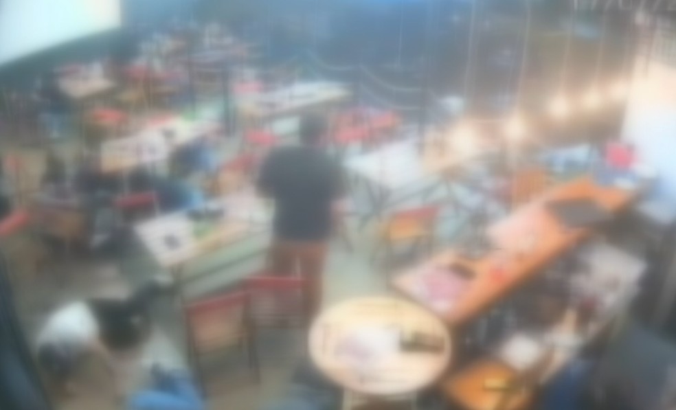 Imagens mostram clientes se jogando no chão durante tiros — Foto: Reprodução